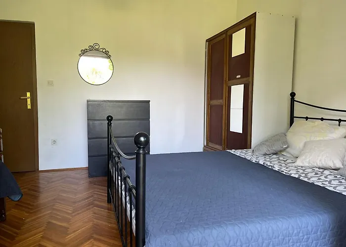 Bright & Spacious Two-bedroom Appartamento