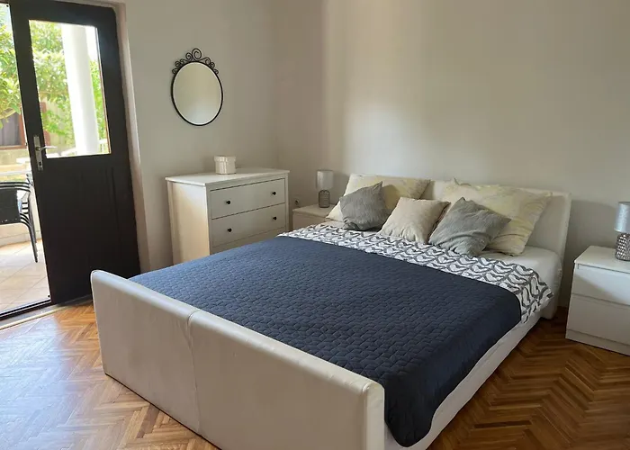 Bright & Spacious Two-bedroom Appartamento